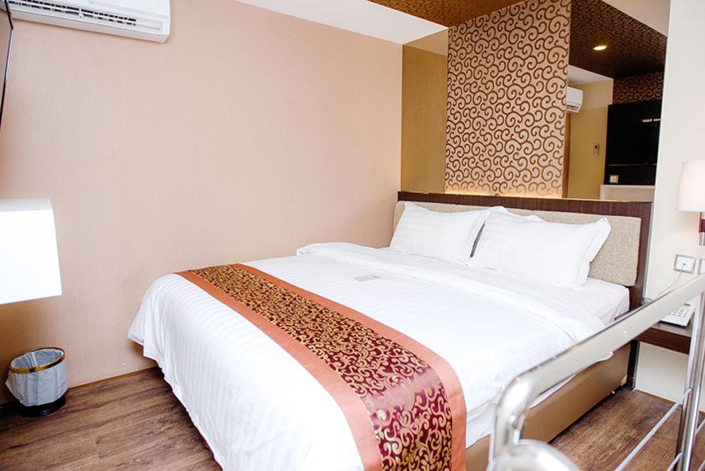 Favor Hotel Makassar City Center By Life Exterior photo