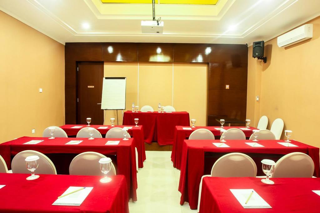 Favor Hotel Makassar City Center By Life Exterior photo