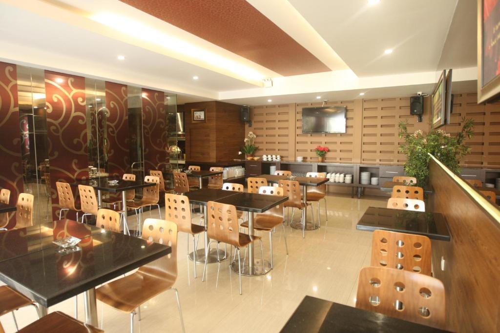 Favor Hotel Makassar City Center By Life Exterior photo