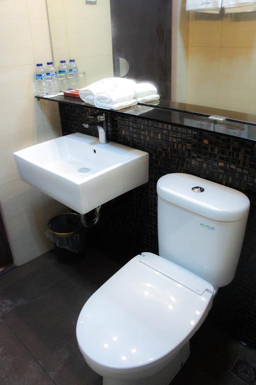 Favor Hotel Makassar City Center By Life Room photo
