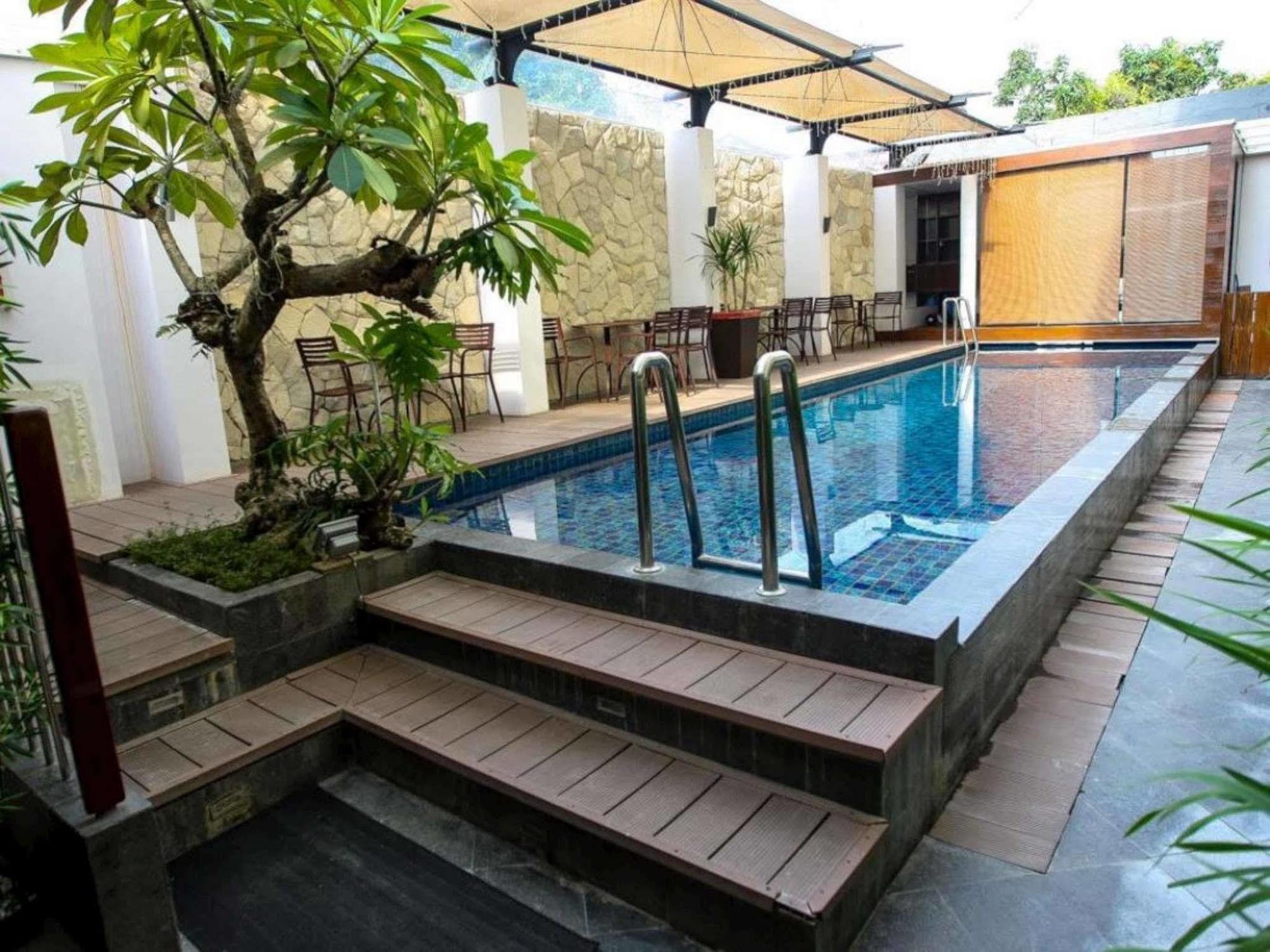 Favor Hotel Makassar City Center By Life Exterior photo