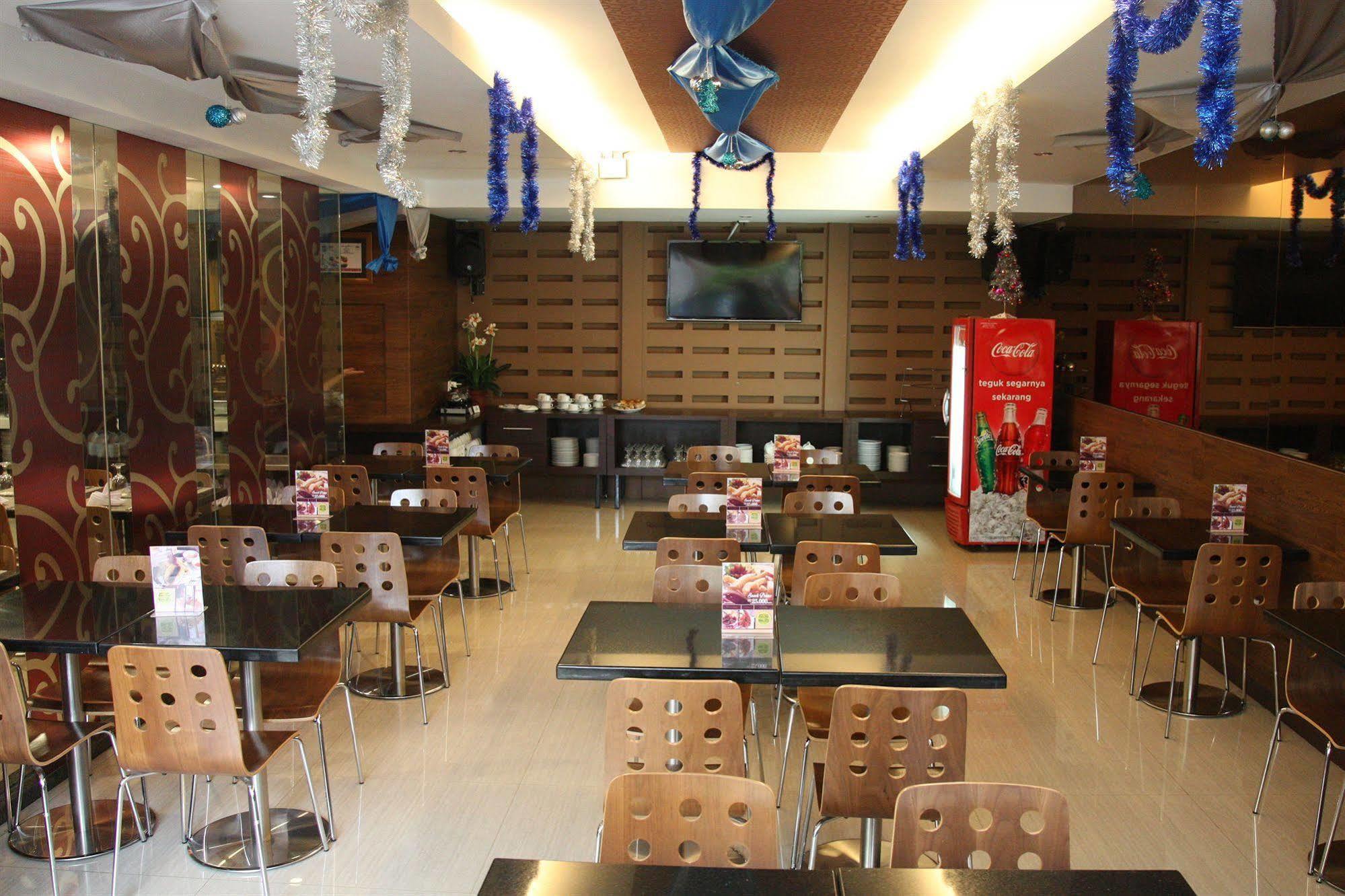Favor Hotel Makassar City Center By Life Exterior photo